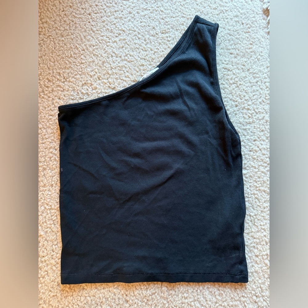 Cold shoulder tee